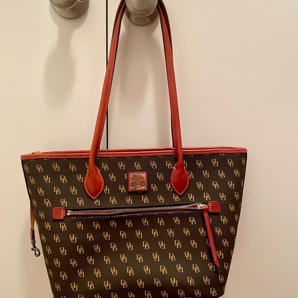 Beautiful Dooney and Bourke large purse with registration card. - Picture 16 of 16
